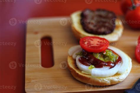 La Hamburguesa Se Prepara Y Se Sirve Con Rodajas De Tomate Cebolla