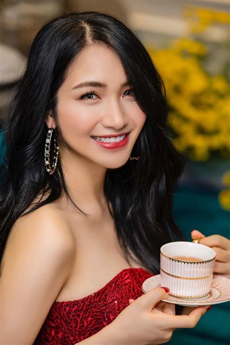 Ở phần cuối bài hát đêm lao xao, hòa minzy giả giọng ca sĩ phương thanh khiến nhiều khán giả. Loạt ảnh đẹp mê mẩn của Hòa Minzy mặc lời đồn sinh con