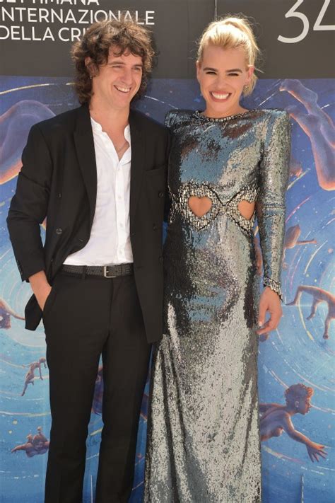 She married her second husband, laurence fox, in 2007. Billie Piper looks like a dream as she rocks sparkles for ...