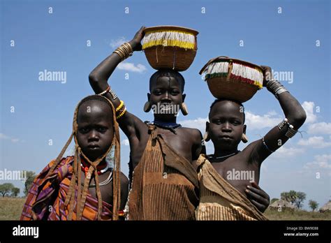 Mursi Stamm Mädchen Omo Tal Äthiopien Stockfotografie Alamy