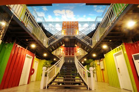 Per la comodità degli ospiti sono disponibili un ascensore e un parcheggio. Peggy Loh ~ My Johor Stories: Cosy comfort in container hotel