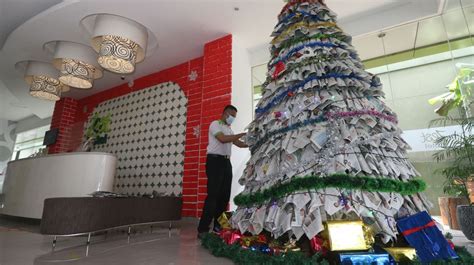 Pohon natal ini terbuat dari botol air mineral bekas. Pohon Natal Dari Botol Sprite / Gereja Katedral Kristus Raja Purwokerto Buat Pohon Natal ...