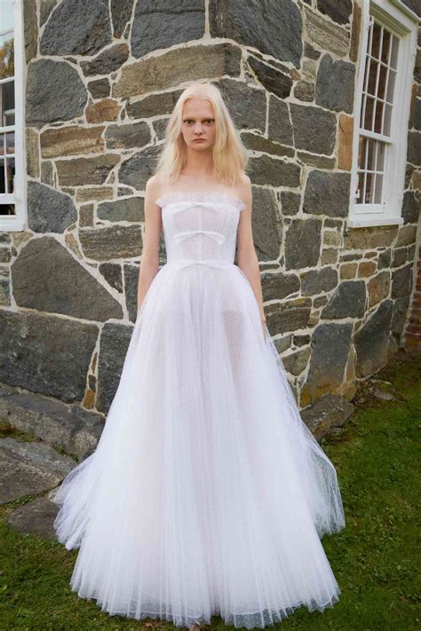 7 Wedding Dress Trends From Fall 2023 Bridal Fashion Week