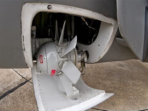 When it is deployed, air passing over the rat blades make them spin. Aeronaves & Manutenção: RAT - Ram Air Turbine