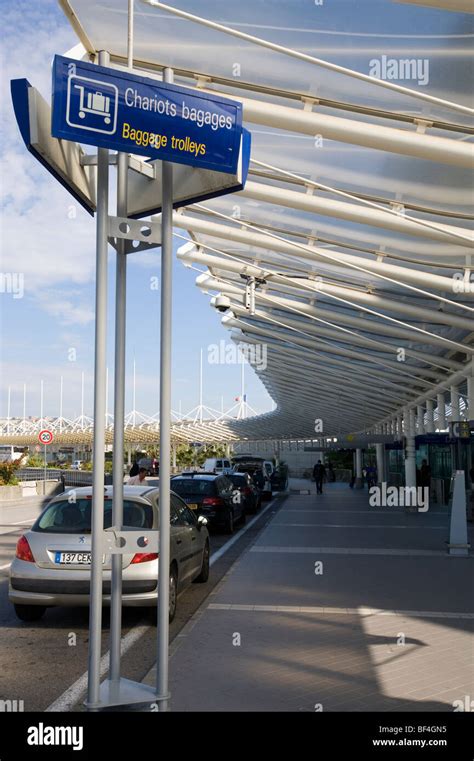 Airport Terminal Canopy Hi Res Stock Photography And Images Alamy