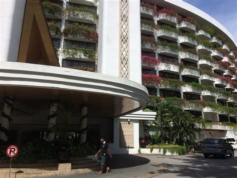 Het is maar op 5 minuten loopafstand van batu ferringhi night market. Street view of hotel - Picture of Golden Sands Resort by ...