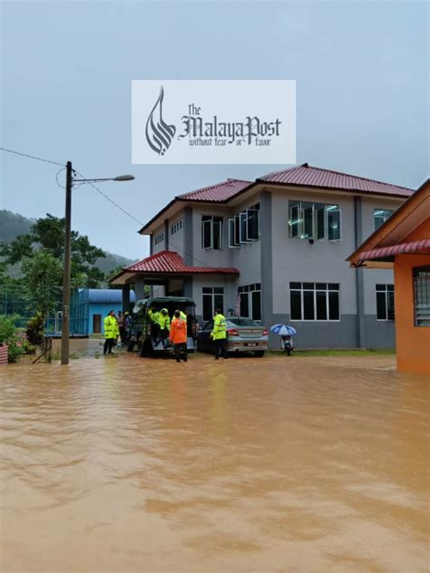 Setakat selasa, seramai 10,207 penduduk terjejas akibat banjir di kelantan manakala di terengganu, 4,919 sudah dipindahkan ke pusat penempatan sementara. BANJIR DI PANTAI TIMUR : Banjir di Hulu Terengganu di luar ...