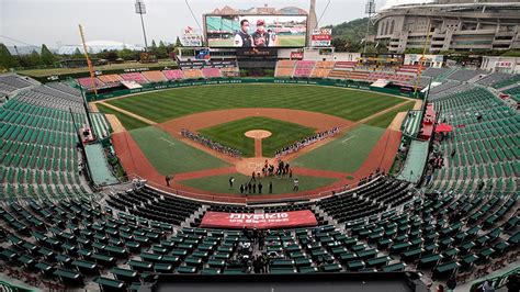 Coronavirus S Korea Baseball League Reopens In Empty