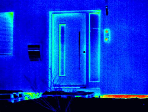 Die leistungsstarke wärmebildkamera ermöglicht es ihnen bei völliger dunkelheit sehen zu können, probleme rund ums haus aufzuspüren und ihre welt auf eine völlige neue art und weise zu erkunden. Hausbau Erfahrungen » Blog Archive » Thermografie ...