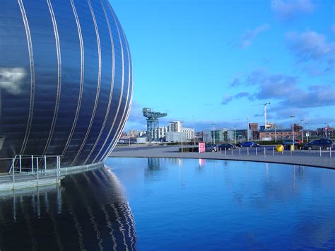 Glasgow's origins lie with a christian missionary called mungo, or kentigern, who established a church here. Die größte Stadt in Schottland: Glasgow