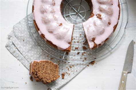 Zuckerguss kann man für obstkuchen, für plätzchen und allgemein beim backen verwenden. Wie Macht Man Zuckerguss Auf Kuchen - wo gibts die ...