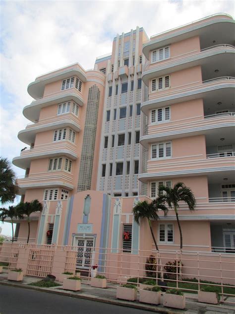 Dijo que al menos 99 personas siguen desaparecidas mientras continúan los esfuerzos de búsqueda y rescate. Miami Building - Condado PR