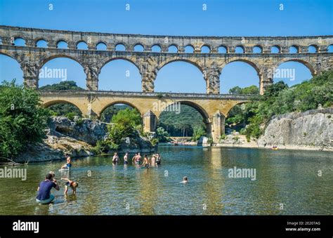 L Ancien Pont D Aqueduc Romain Du Pont Du Gard Traversant La Rivière Gardon Construit Au