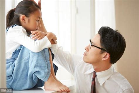 父母要学会倾听，做孩子的倾听者，这是和孩子有效沟通的前提
