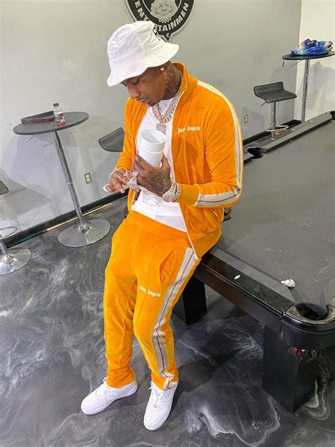 A new song from late chicago rapper juice wrld and young thug has arrived. 𝐩𝐢𝐧𝐬 @𝐩𝐫𝐞𝐭𝐭𝐲𝐛𝐢𝐭𝐜𝐜 🐝 in 2020 | Tomboy outfits, Tracksuit ...
