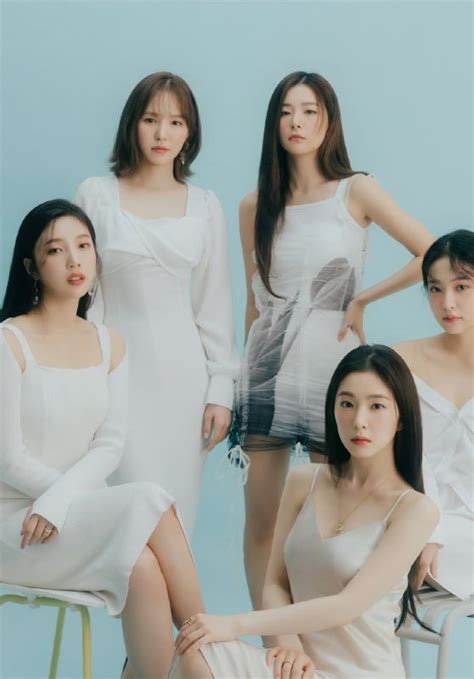 However, the song feels like it never builds up to anything, and stays hesitated throughout. Red Velvet - Season's Greetings Photos 2021 • CelebMafia