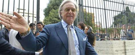L'utilità della cravatta è da sempre motivo di discussione, nonostante la sua più volte annunciata morte, domina indisturbata nel guardaroba del gentleman. Diego Della Valle vende a Tod's il marchio Roger Vivier ...