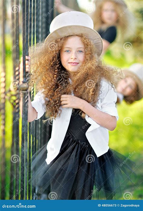 Portret Piękna Mała Dziewczynka Obraz Stock Obraz Złożonej Z Trzy Dzieciak 48056673