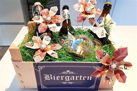 Dadurch wird das geldgeschenk dreidimensional und. Biergarten mit Geldblume als Geschenk für Bierliebhaber