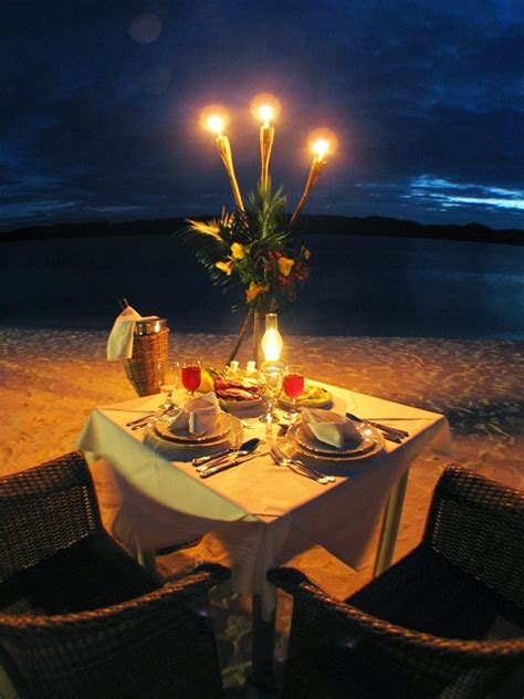 Dinner for two ( título original ). Romantic dinner setup on the beach | Anniversary ...
