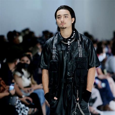 Potret 6 Artis Indonesia Mengguncang Runway Jakarta Fashion Week 2023