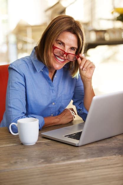 Mulher De Negócios Sorrindo Na Mesa E Trabalhando Com O Computador Portátil Foto Premium