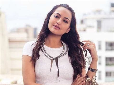 Sonakshi Sinhas Latest Look Is So Chic And So Easy To Recreate