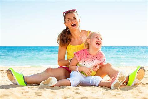 Spesso, in spiaggia, nemmeno si rendono conto di essersi persi, e si stupiscono quando vedono il voi quali accorgimenti avete adottato? 9 giochi da fare in spiaggia con i bambini
