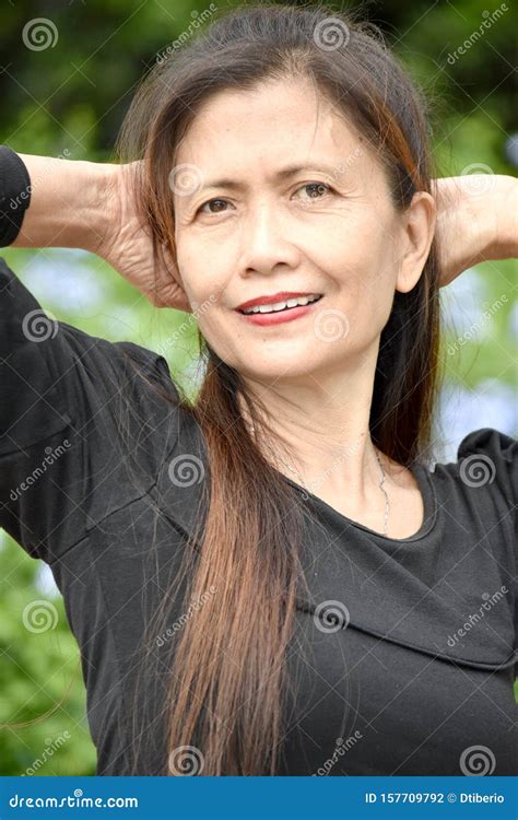 Una Donna Filippina Anziana Rilassata Fotografia Stock Immagine Di
