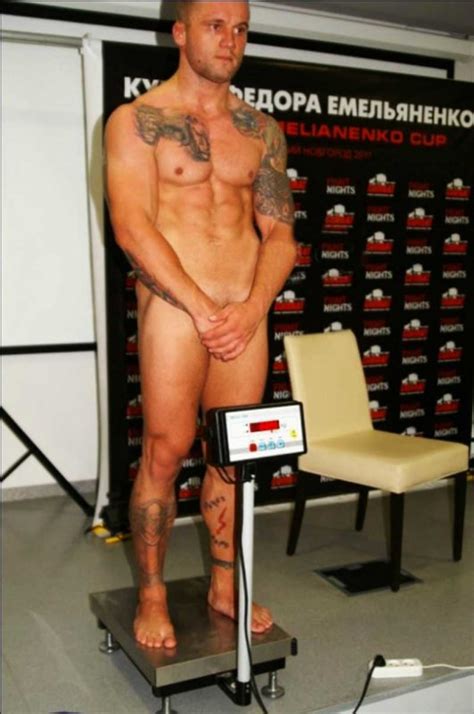 El boxeador Tomas Kuzela desnudo y despistado enseña el pene en su