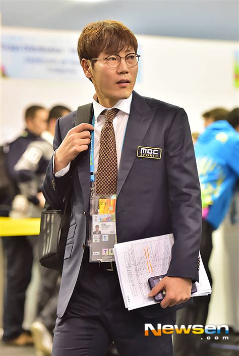 예전에 야구하는 프로그램에서도 공 한번인가 두번 던졌는데 마해영이 깜짝. 송종국 "펠라이니 헬멧쓴 것 같다"(네덜란드-아르헨티나 ...