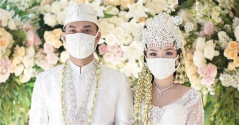 Umur 23 tahun) merupakan seorang penyanyi berkebangsaan indonesia. Sudah Cari Nama Bayi, Suami Zaskia Gotik Ditegur Netizen ...