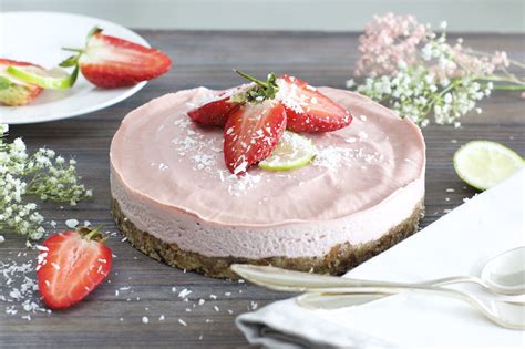 Sie besteht aus rein pflanzlichen und gesunden zutaten und ist glutenfrei, laktosefrei und frei von jeglichem industriezucker. Gesunde Erdbeer-Creme-Torte (glutenfrei, vegan | Torte ...