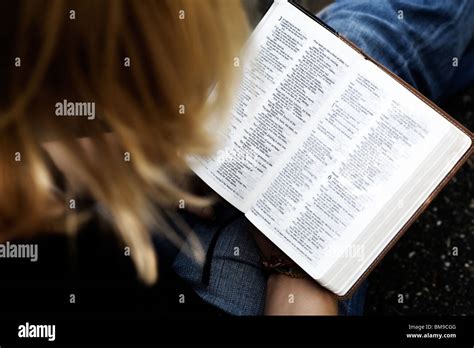 Mujer Leyendo La Biblia Fotografía De Stock Alamy