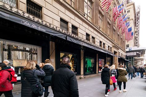 Shopping On New Yorks Famous 5th Avenue