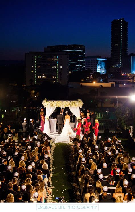 Night Time Wedding Ceremony With City Skyline View Wedding Décor