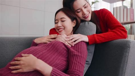 Feliz Pareja De Lesbianas Embarazadas Pasar Tiempo Juntos En Casa