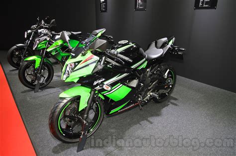 The engine puts out a maximum power of 20.6 kw (28 ps) at 9,700 rpm and 22.6 n.m (2.3 kgf.m) of torque at 8,200 rpm. Kawasaki Z250 SL, Ninja 250 SL, Ninja 250 ABS - Tokyo Live