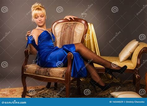 Aristokratische Dame In Einem Dunkelblauen Kleid Stockbild Bild Von Kleid Spiegel