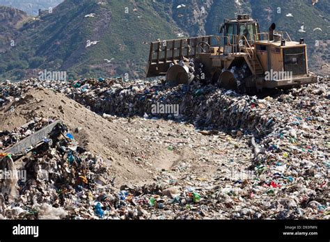 Landfill Tractor Garbage Hi Res Stock Photography And Images Alamy