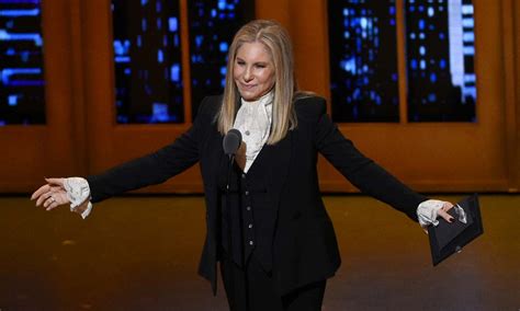 Barbra Streisand Muestra Tiernas Imágenes Como Abuela Tras Cumplir 80