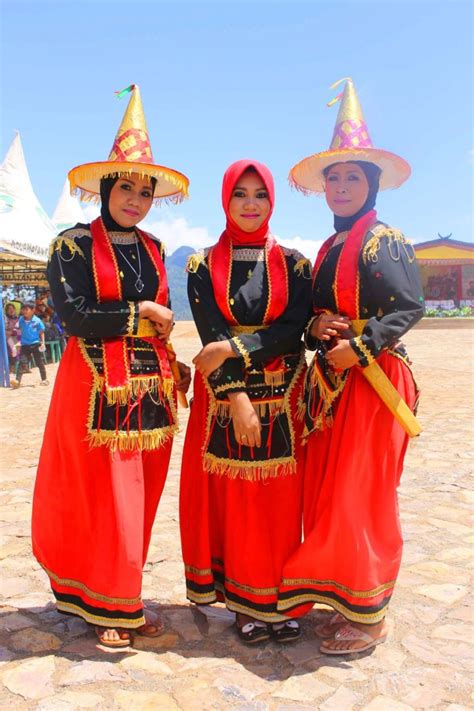 5 Pakaian Adat Sulawesi Utara Dengan Gambar Dan Penje