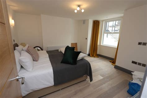 This fantastic one bedroom ground floor flat comes to the market in a sought after and convenient location. Luxury Two Bedroom Flat in Camberwell with Garden