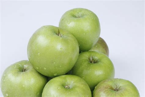 Apel ialah jenis buah yang pada bagian luarnya memiliki berwarna merah saat sudah matang dan siap untuk dimakan. Fantastis 17+ Gambar Buah Apel Hijau - Gani Gambar