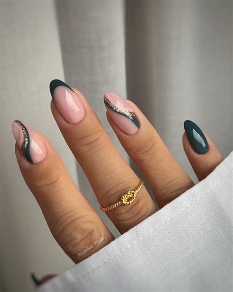23+ Cool Green and Gold Christmas Nails to Spark Holiday Joy - Nail