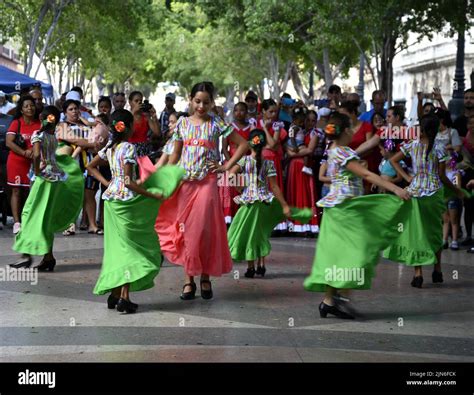 Paisaje Con Jóvenes Cubanas Vestidas De Coloridos Trajes Bailando
