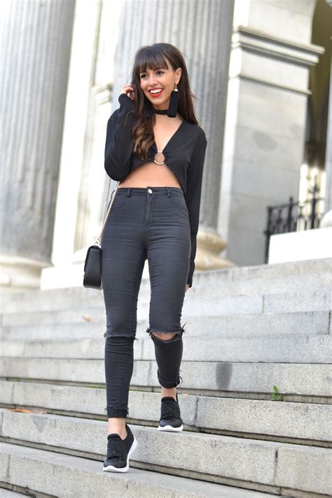 See more ideas about crop top outfits, top outfits, outfits. Street style, casual outfit, black crop top outfit ideas ...
