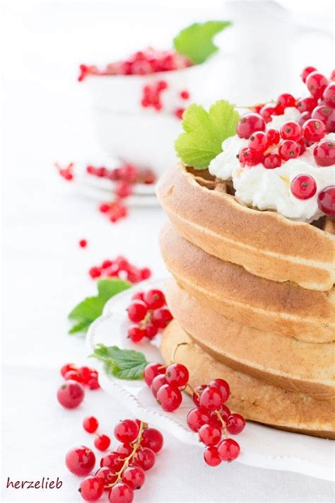 Zuerst eier und zucker miteinander schaumig schlagen und dann vanillepaste, salz und zitronenabrieb unterrühren. Kondensmilch-Waffeln Rezept - mit Johannisbeeren | Waffeln ...