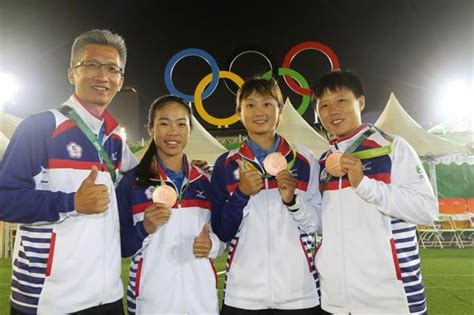 Jun 04, 2021 · 隨著大部分體育項目的奧運入選賽已步入尾聲，馬來西亞很可能將派出自2004年雅典奧運會的26名運動員以來，最小的代表團陣容前往東京。 大馬在上. 里約奧運》樂當射箭女將「爸爸」 倪大智銅牌慶功 - 中時電子報