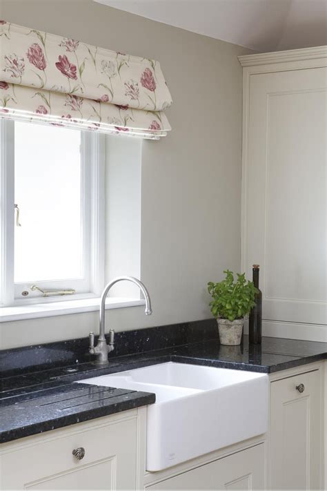 Named in memory of john cornforth, the revered architectural historian, contrast with farrow & ball's wevet to make the most of its greyness. Farrow & Ball Inspiration - Kitchen with walls in Clunch ...
